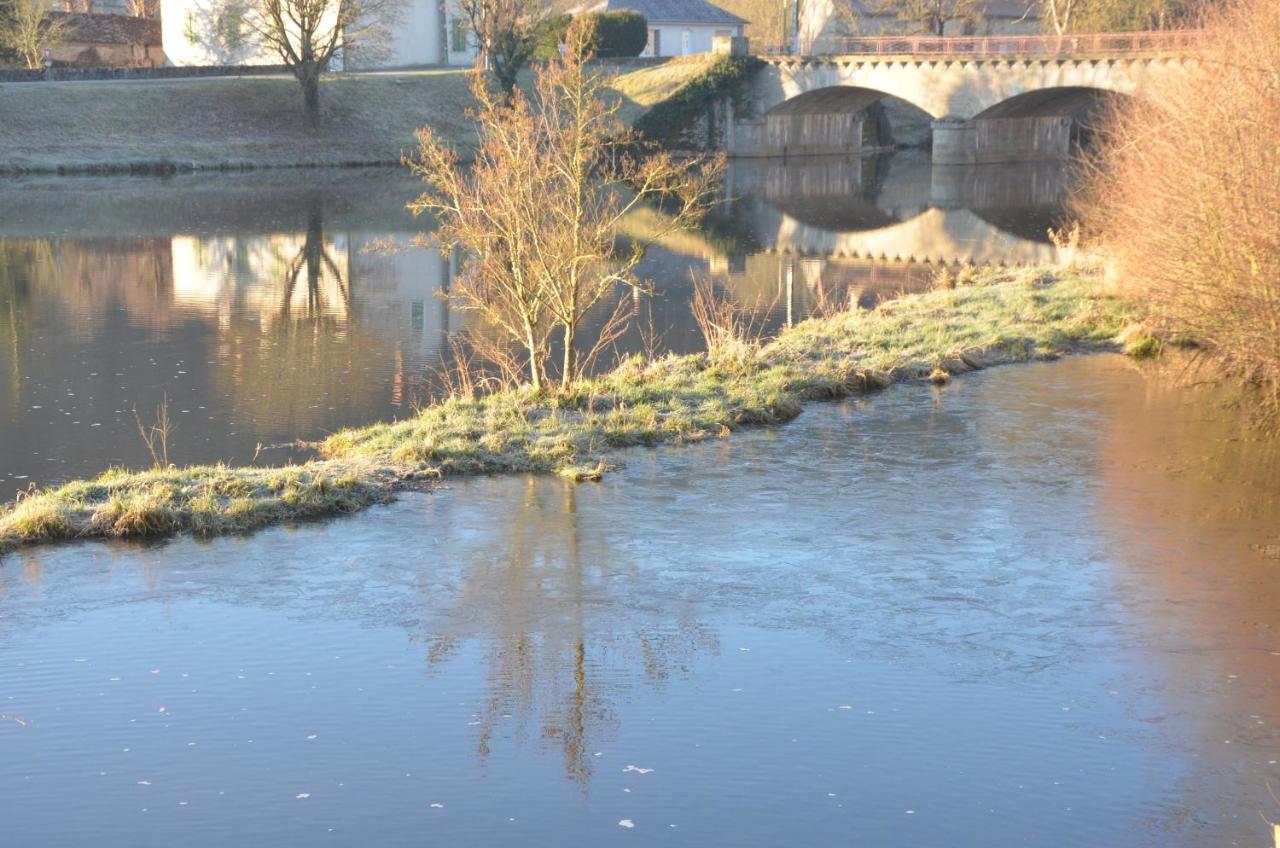 AU BORD DE L'EAU Studio 2 Chambon-sur-Voueize Esterno foto