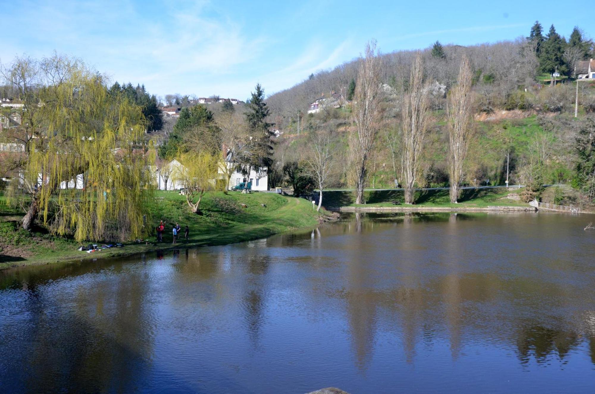 AU BORD DE L'EAU Studio 2 Chambon-sur-Voueize Esterno foto